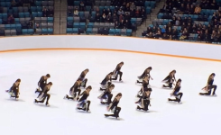 Bohemian Rhapsody commence et les patineurs de glace exécutent la danse synchronisée