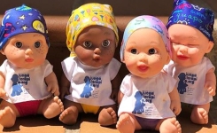 Ces poupées avec un foulard aident les enfants atteints de cancer à retrouver le sourire