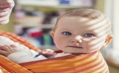 Pourquoi les écharpes de portage sont dangereuses pour les bébés