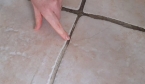 Comment enlever le noir des joints de sol ?
