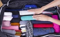 Comment rouler ses vêtements pour optimiser sa valise avant de partir en voyage
