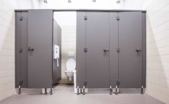 Pourquoi les portes des toilettes publiques ne touchent pas le sol ?