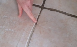 Comment enlever le noir des joints de sol ?