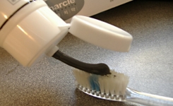 Un nouveau dentifrice menace le métier de dentiste en bouchant les fissures et les trous des dents !