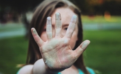 L’enfant sage devenu adulte invisible : l’histoire qu’on oublie de raconter
