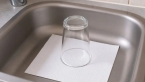 Pourquoi il faut toujours laisser un verre et du papier dans l’évier avant de partir en vacances