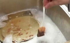 Les effets magiques d’un sachet de thé sur la vaisselle