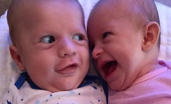 Une étude suggère que le plus jeune frère ou la plus jeune sœur est toujours le ou la plus drôle