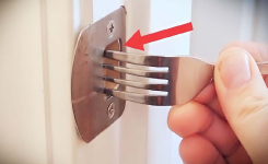 L'astuce de fourchette pour assurer la sécurité des portes