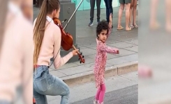 Elle est un prodige du violon, mais c’est la petite en rose qui a volé le spectacle !