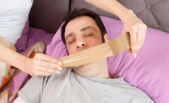 Comment arrêter quelqu'un de ronfler sans le réveiller