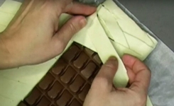 Il met une tablette de chocolat entière sur la pâte feuilletée: quand il la sort du four, c'est un chef-d'œuvre de gourmandise