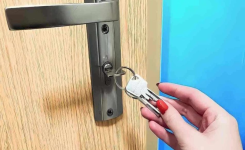 Pourquoi ne jamais laisser vos clés attachées à la porte pendant la nuit