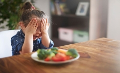 Qu'est-ce que la lachanophobie, cette peur qui angoisse les parents ?