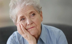 La souffrance silencieuse des seniors « abandonnés » dans les maisons de retraite