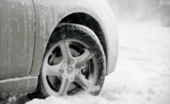 Comment débloquer une voiture qui patine dans la neige Instantanément