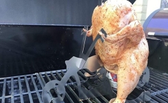 Un cadeau original pour un maître du BBQ: le support pour poulet en forme de moto