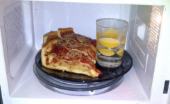 L'Astuce pour Réchauffer votre Pizza au Micro-Ondes SANS qu'Elle ne Soit Caoutchouteuse.