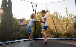 Des médecins expriment leurs préoccupations concernant l'utilisation des trampolines : ce que vous devez savoir.