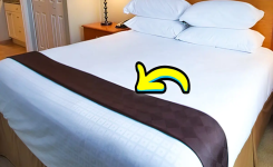 À quoi sert vraiment la petite couverture sur le bord des lits d’hôtel ?