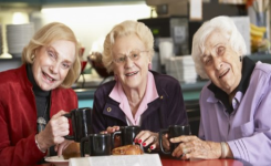Oubliez les maisons de retraite: la nouvelle tendance est de vieillir avec ses amis