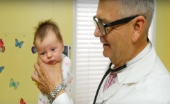 Un pédiatre de 30 ans d expérience révèle comment calmer un bébé qui pleure en quelques secondes !