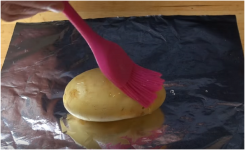 Sa façon de cuire les pommes de terre est tellement pratique!
