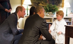 Pourquoi le prince William se met-il à genoux pour parler à son fils ? Voici la réponse des professionnels de l’éducation