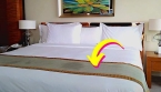 Pourquoi les hôtels ont toujours un tissu étalé sur le bas du lit ?