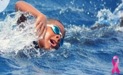 Ce garçon de 12 ans nage 40km en 13h50 pour sa mère et les femmes atteintes du cancer du sein