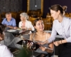 Les personnes qui aident les serveurs à débarrasser la table au restaurant présentent ces 3 traits de personnalité selon les psys