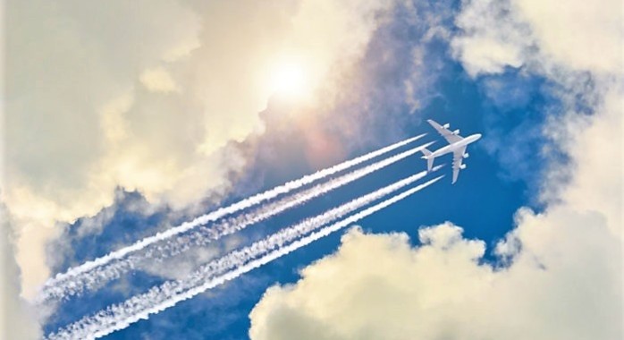 Pourquoi les avions laissent-ils des traînées blanches dans le ciel ?