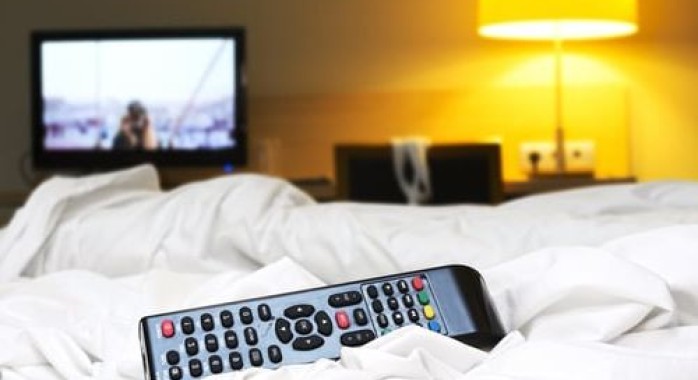 Pourquoi vaut-il mieux débrancher la télévision en entrant dans votre chambre d’hôtel ?