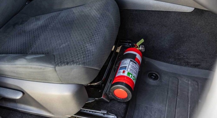 un extincteur en voiture