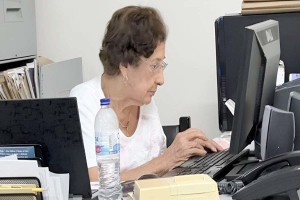 À 97 Ans, cette comptable refuse la retraite et divise les opinions